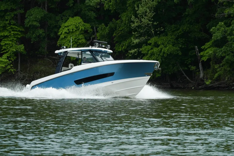 Slide: The Image of Boston Whaler 420 OUTRAGE 2021 - 6