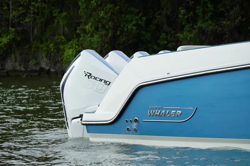 Slide: The Image of Boston Whaler 420 OUTRAGE 2021 - 8