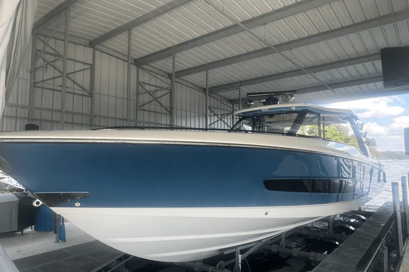 Slide: The Image of Boston Whaler 420 OUTRAGE 2021 - 9