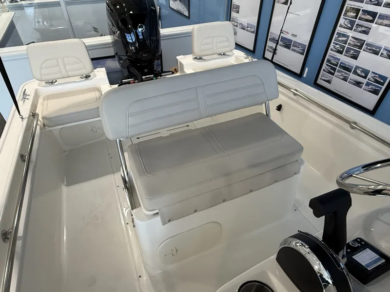 Slide: The Image of Boston Whaler 170 Montauk 2026 - 7