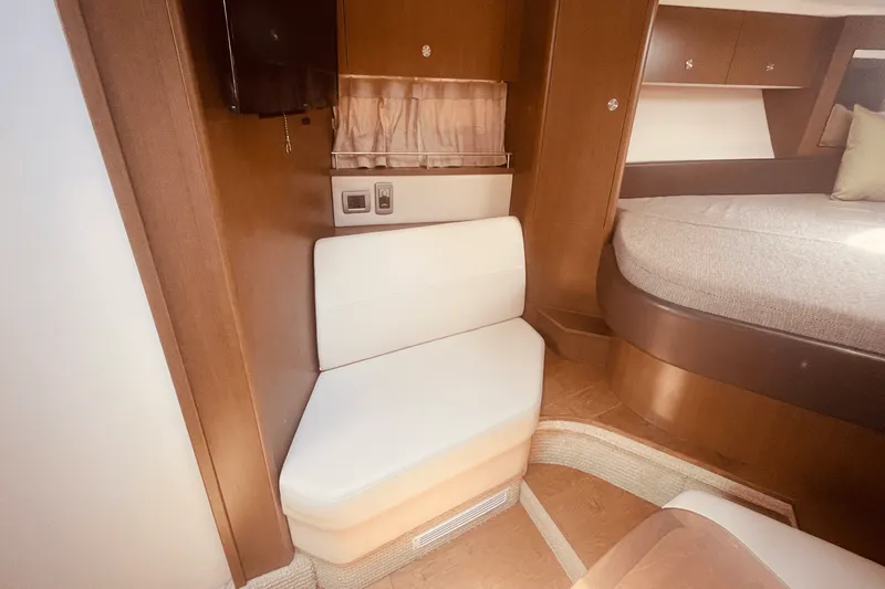 Slide: The Image of Sea Ray 350 SUNDANCER COUPE 2021 - 10