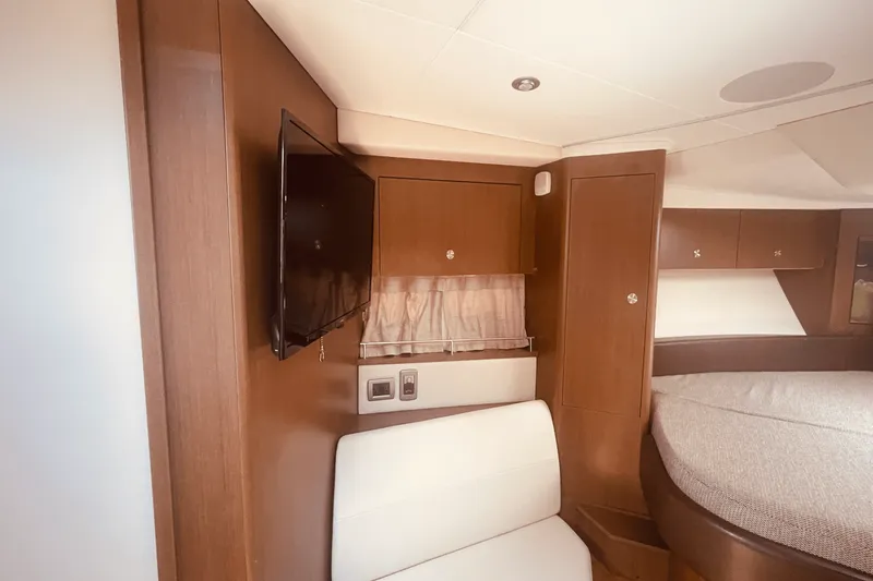 Slide: The Image of Sea Ray 350 SUNDANCER COUPE 2021 - 11