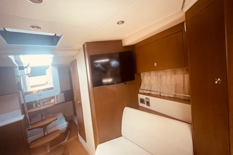 Slide: The Image of Sea Ray 350 SUNDANCER COUPE 2021 - 12