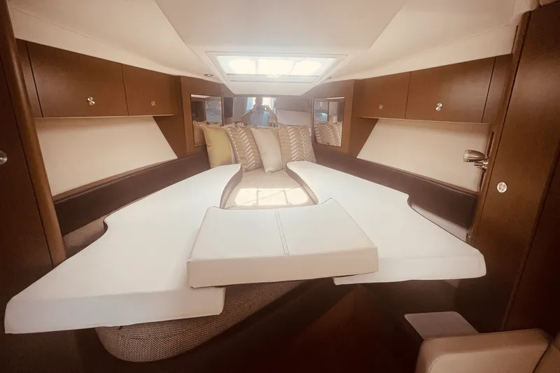 Slide: The Image of Sea Ray 350 SUNDANCER COUPE 2021 - 13