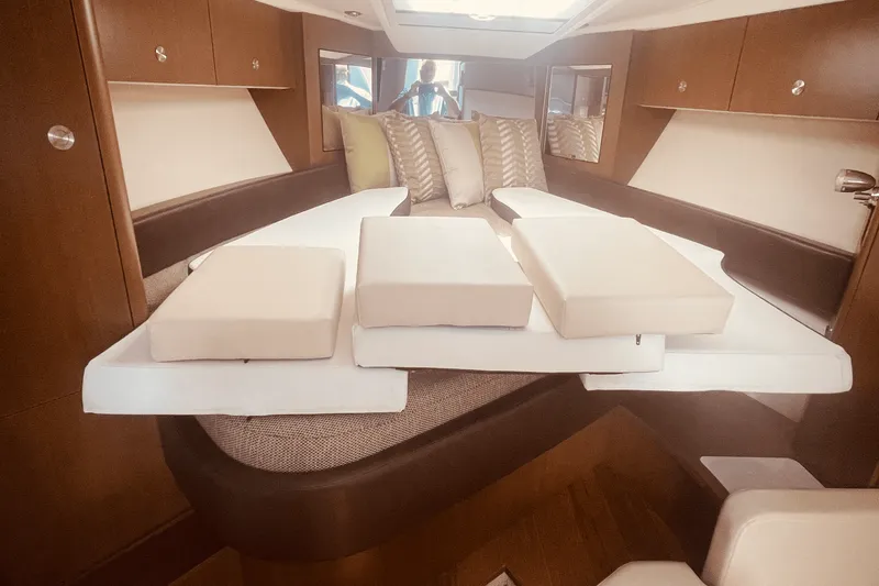 Slide: The Image of Sea Ray 350 SUNDANCER COUPE 2021 - 14