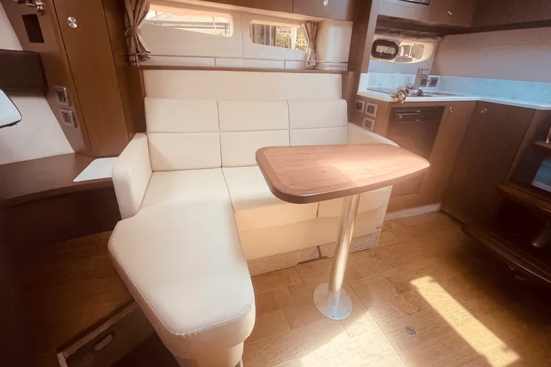 Slide: The Image of Sea Ray 350 SUNDANCER COUPE 2021 - 15