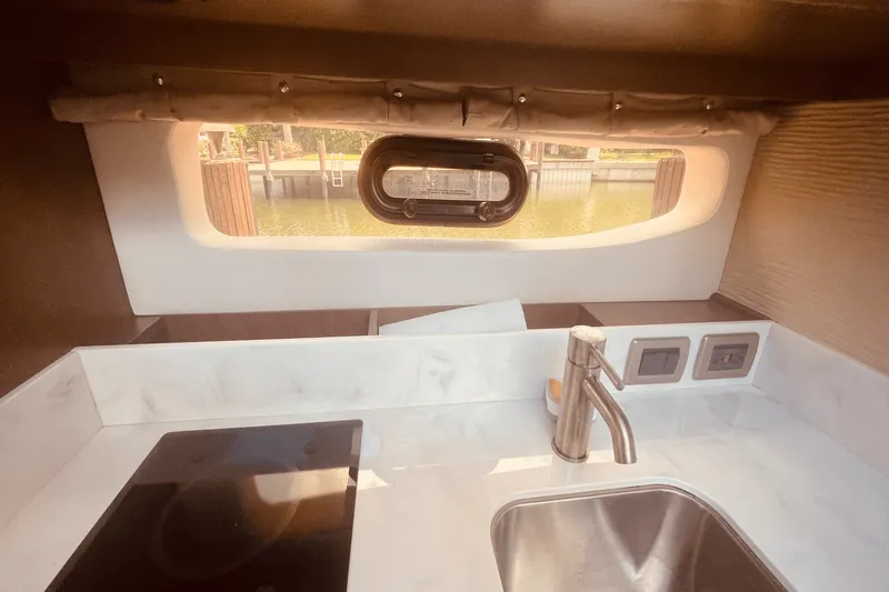 Slide: The Image of Sea Ray 350 SUNDANCER COUPE 2021 - 17