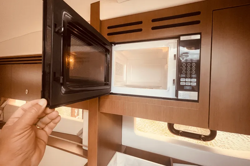 Slide: The Image of Sea Ray 350 SUNDANCER COUPE 2021 - 18