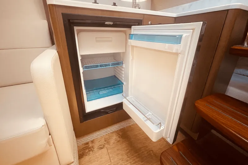 Slide: The Image of Sea Ray 350 SUNDANCER COUPE 2021 - 19