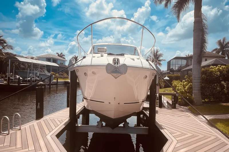 Slide: The Image of Sea Ray 350 SUNDANCER COUPE 2021 - 2