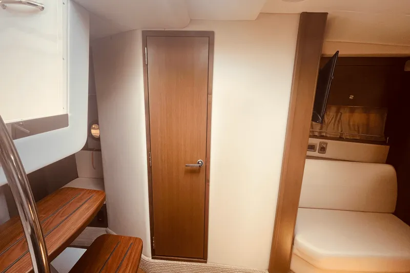 Slide: The Image of Sea Ray 350 SUNDANCER COUPE 2021 - 20