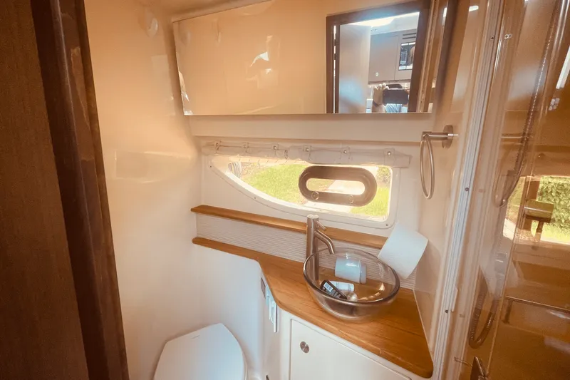 Slide: The Image of Sea Ray 350 SUNDANCER COUPE 2021 - 21