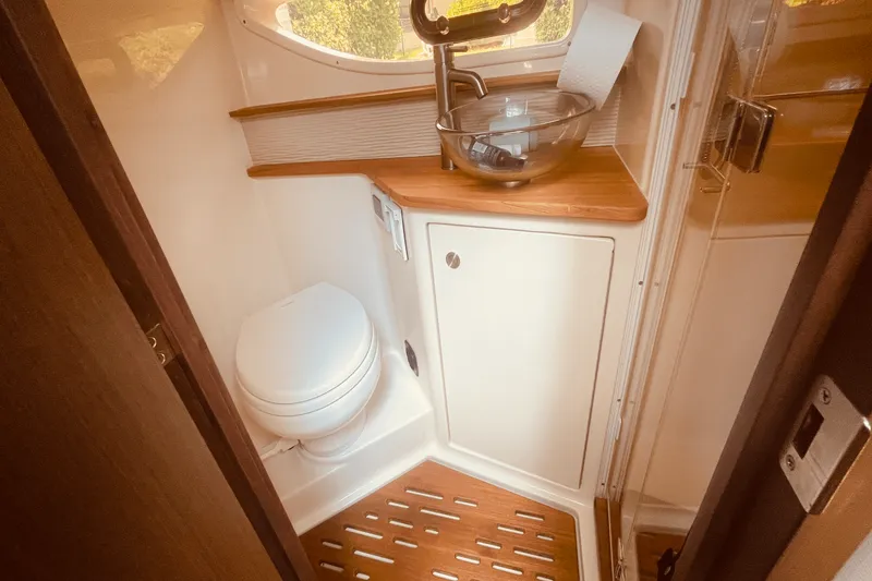 Slide: The Image of Sea Ray 350 SUNDANCER COUPE 2021 - 22