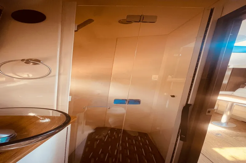 Slide: The Image of Sea Ray 350 SUNDANCER COUPE 2021 - 23