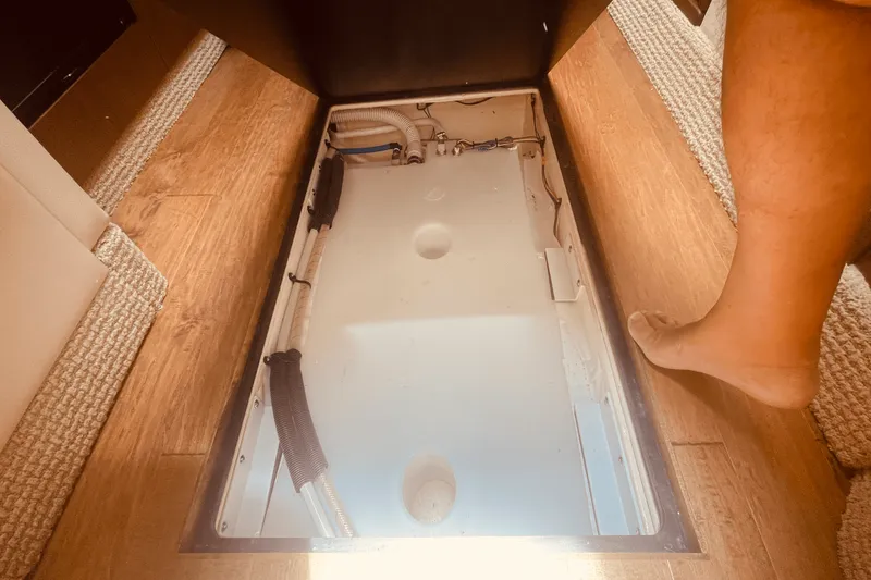 Slide: The Image of Sea Ray 350 SUNDANCER COUPE 2021 - 25