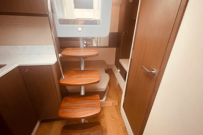 Slide: The Image of Sea Ray 350 SUNDANCER COUPE 2021 - 26