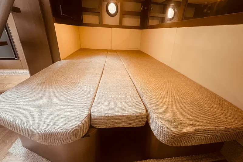 Slide: The Image of Sea Ray 350 SUNDANCER COUPE 2021 - 28