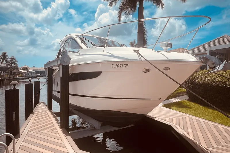 Slide: The Image of Sea Ray 350 SUNDANCER COUPE 2021 - 3