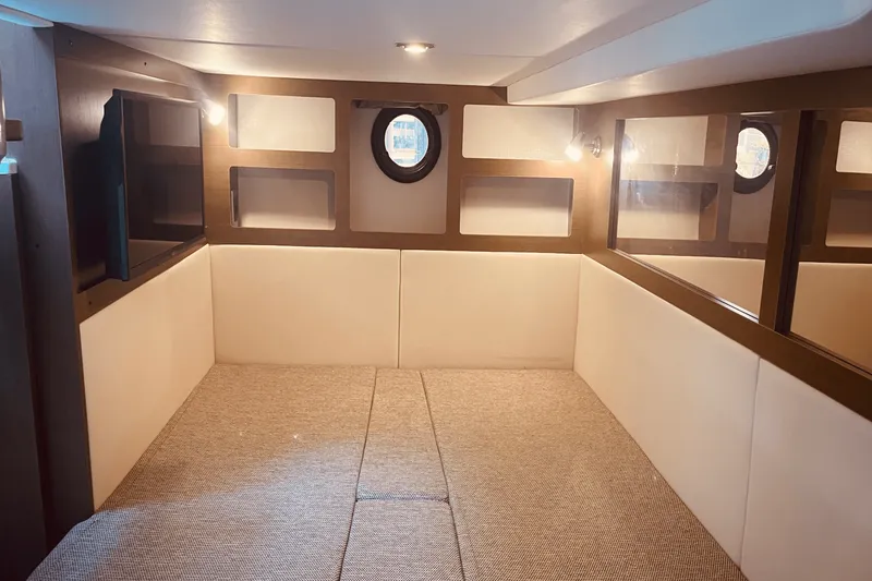 Slide: The Image of Sea Ray 350 SUNDANCER COUPE 2021 - 30