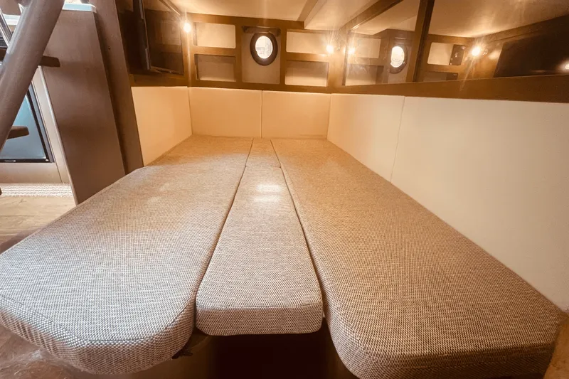 Slide: The Image of Sea Ray 350 SUNDANCER COUPE 2021 - 31