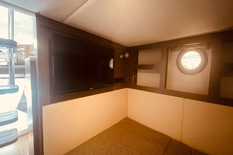 Slide: The Image of Sea Ray 350 SUNDANCER COUPE 2021 - 32