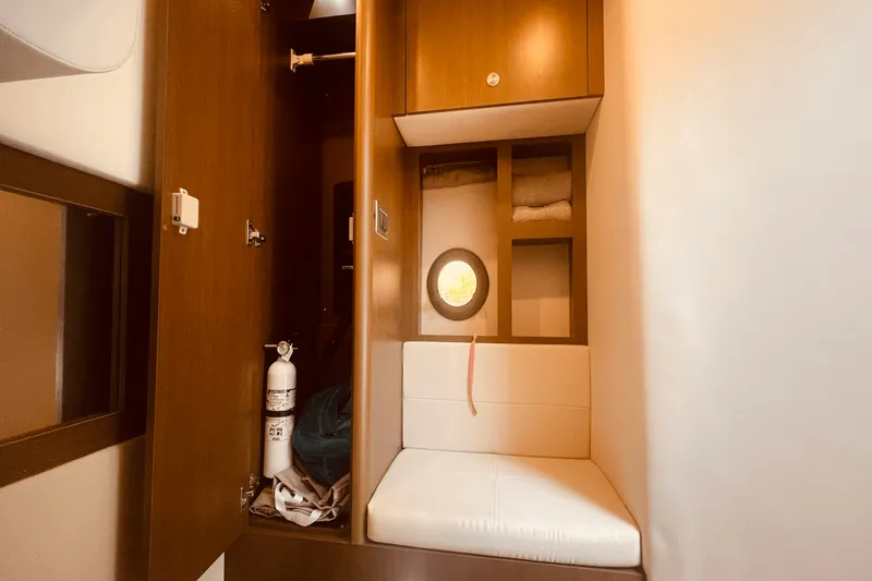 Slide: The Image of Sea Ray 350 SUNDANCER COUPE 2021 - 34