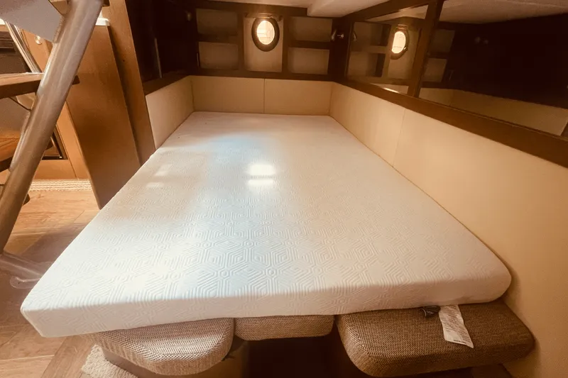 Slide: The Image of Sea Ray 350 SUNDANCER COUPE 2021 - 35