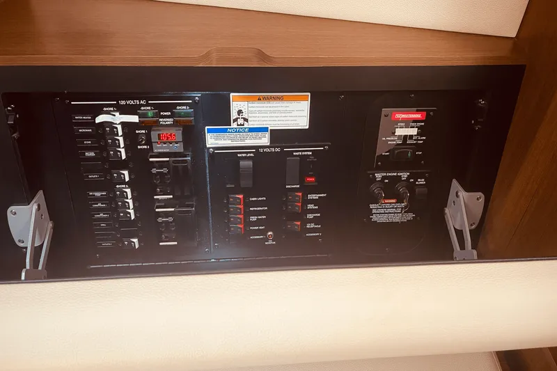 Slide: The Image of Sea Ray 350 SUNDANCER COUPE 2021 - 36