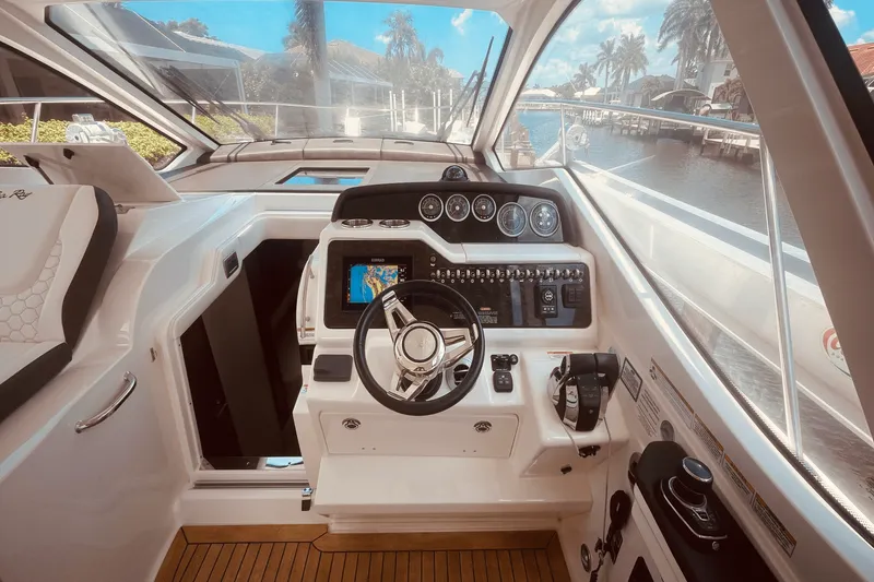 Slide: The Image of Sea Ray 350 SUNDANCER COUPE 2021 - 39