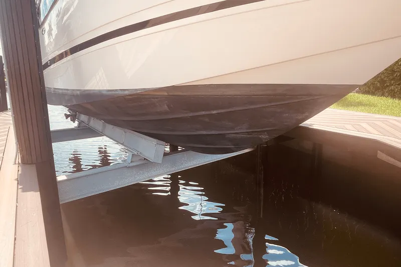 Slide: The Image of Sea Ray 350 SUNDANCER COUPE 2021 - 4