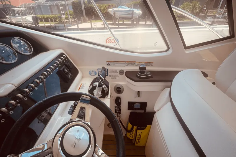 Slide: The Image of Sea Ray 350 SUNDANCER COUPE 2021 - 40