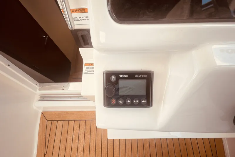 Slide: The Image of Sea Ray 350 SUNDANCER COUPE 2021 - 43