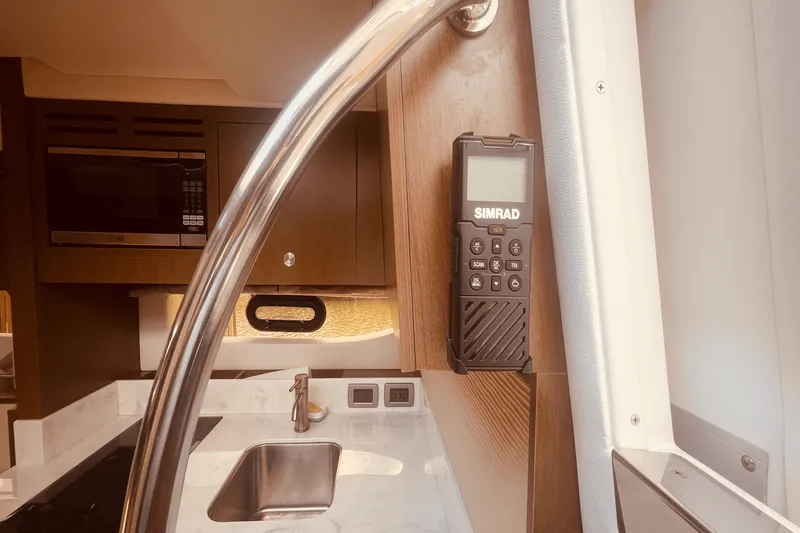 Slide: The Image of Sea Ray 350 SUNDANCER COUPE 2021 - 44