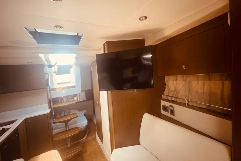 Slide: The Image of Sea Ray 350 SUNDANCER COUPE 2021 - 45