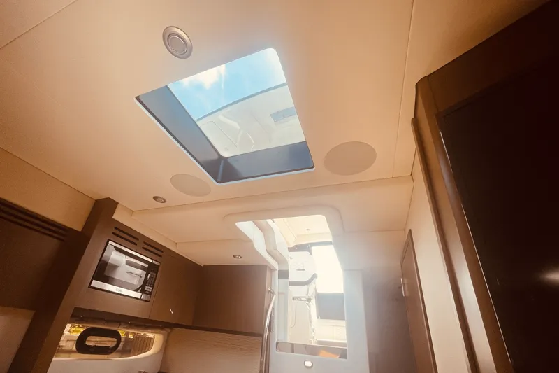 Slide: The Image of Sea Ray 350 SUNDANCER COUPE 2021 - 46