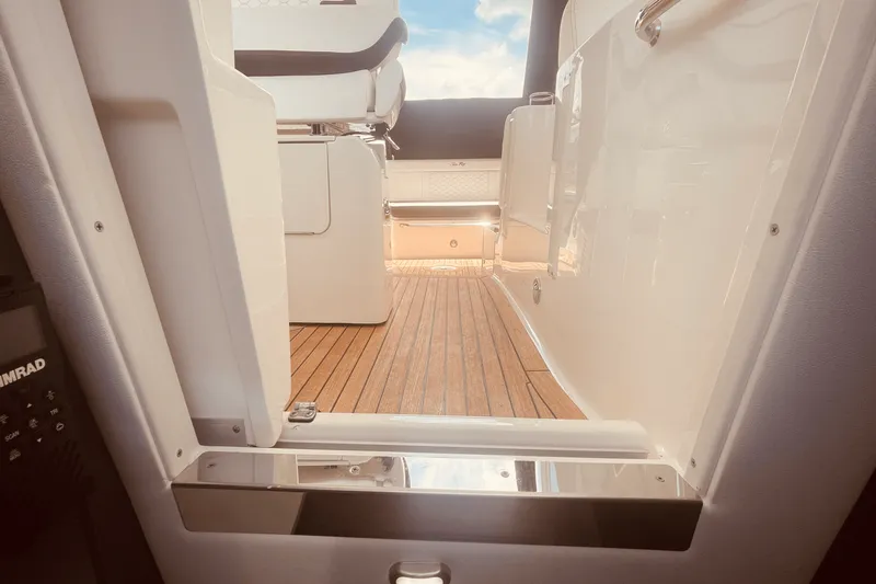 Slide: The Image of Sea Ray 350 SUNDANCER COUPE 2021 - 47