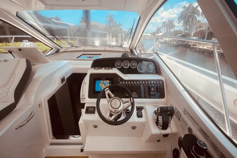 Slide: The Image of Sea Ray 350 SUNDANCER COUPE 2021 - 48