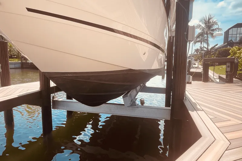 Slide: The Image of Sea Ray 350 SUNDANCER COUPE 2021 - 5