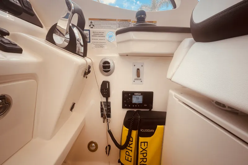 Slide: The Image of Sea Ray 350 SUNDANCER COUPE 2021 - 50