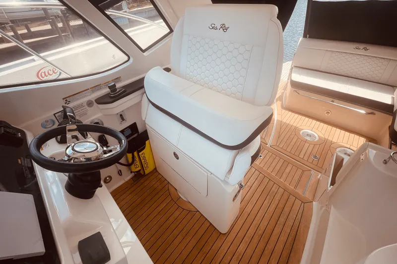 Slide: The Image of Sea Ray 350 SUNDANCER COUPE 2021 - 51