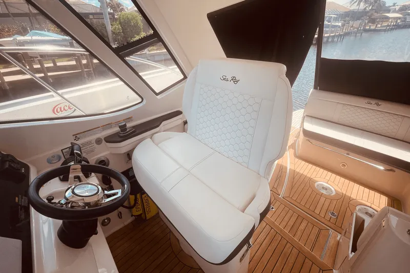 Slide: The Image of Sea Ray 350 SUNDANCER COUPE 2021 - 52