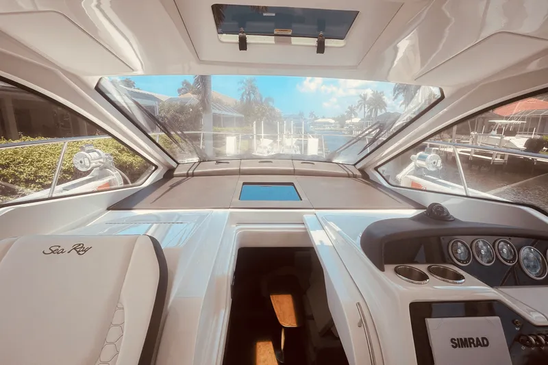 Slide: The Image of Sea Ray 350 SUNDANCER COUPE 2021 - 53