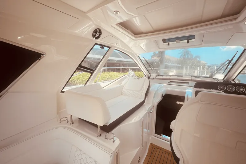 Slide: The Image of Sea Ray 350 SUNDANCER COUPE 2021 - 54