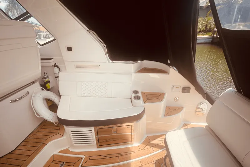 Slide: The Image of Sea Ray 350 SUNDANCER COUPE 2021 - 56