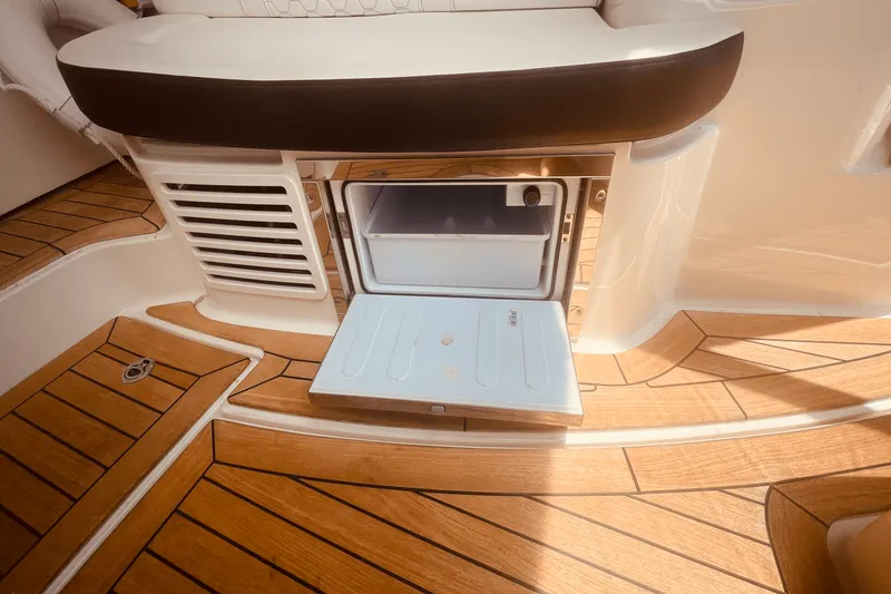 Slide: The Image of Sea Ray 350 SUNDANCER COUPE 2021 - 57