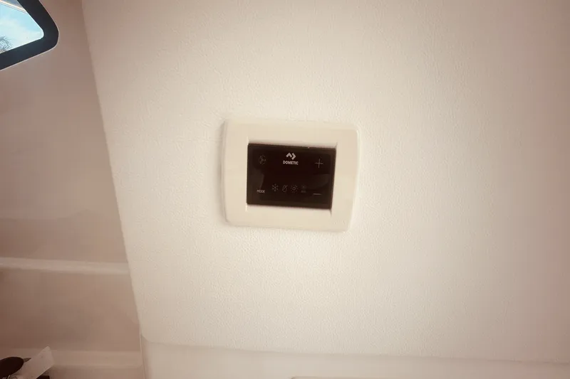 Slide: The Image of Sea Ray 350 SUNDANCER COUPE 2021 - 58