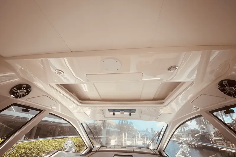 Slide: The Image of Sea Ray 350 SUNDANCER COUPE 2021 - 59