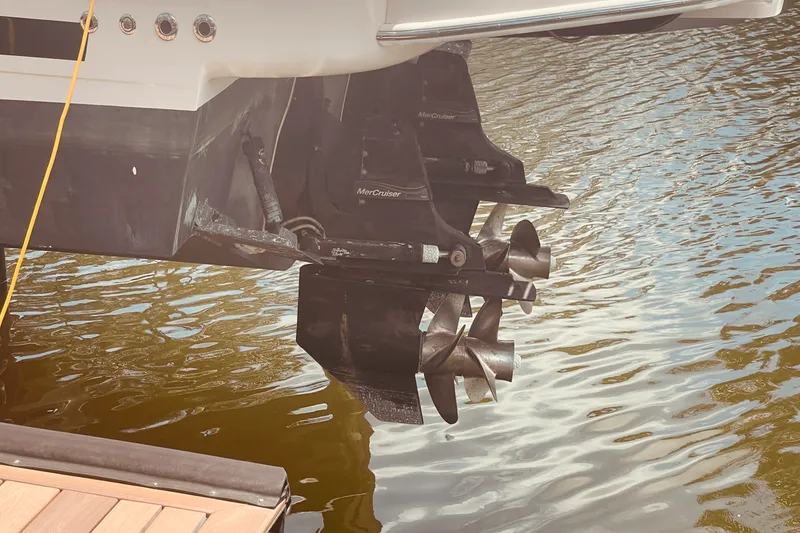 Slide: The Image of Sea Ray 350 SUNDANCER COUPE 2021 - 6