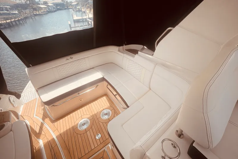 Slide: The Image of Sea Ray 350 SUNDANCER COUPE 2021 - 60