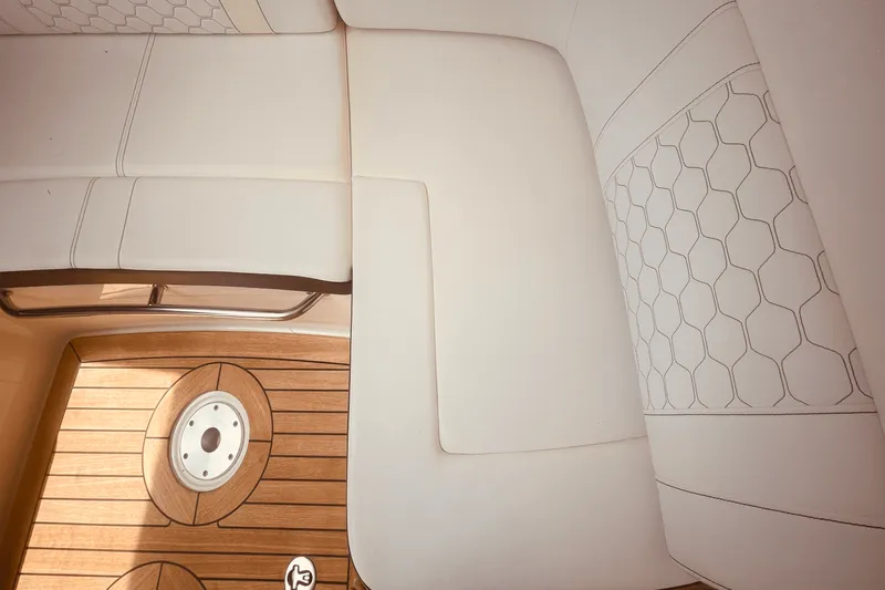 Slide: The Image of Sea Ray 350 SUNDANCER COUPE 2021 - 61